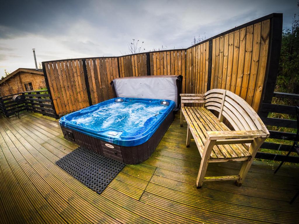 Bazén v ubytování New Forest Lodges nebo v jeho okolí