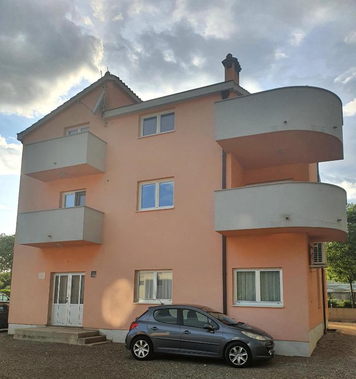 Budova, v ktorej sa apartmán nachádza