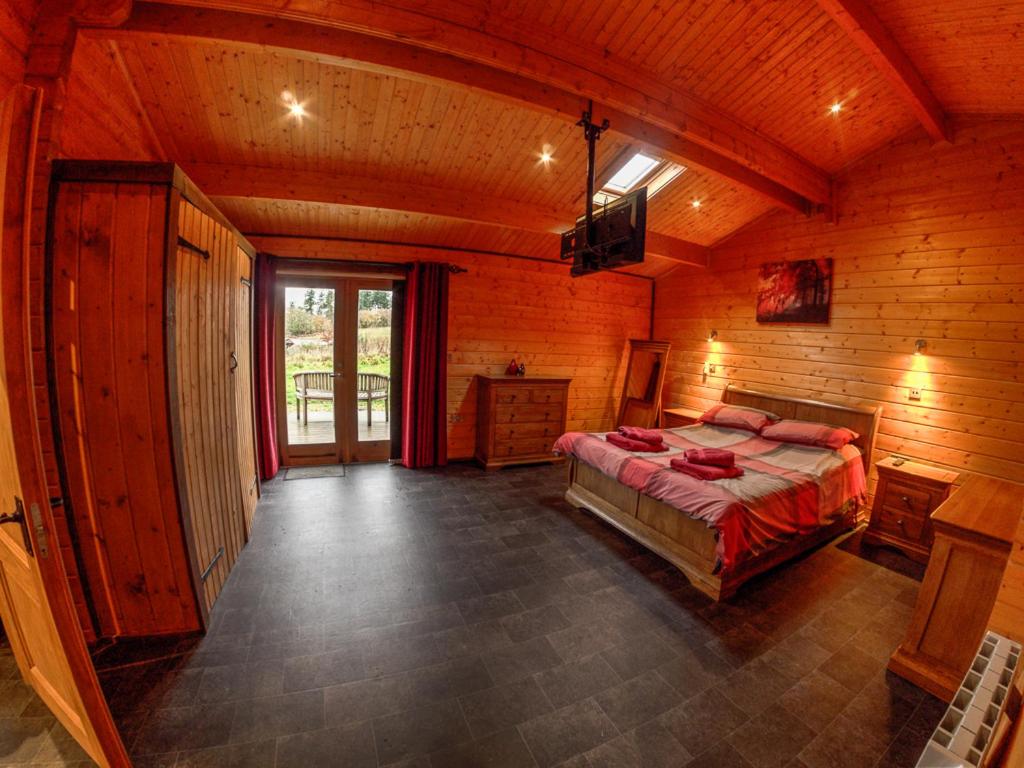 Postel nebo postele na pokoji v ubytování New Forest Lodges
