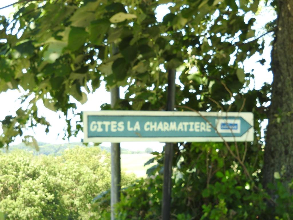 una señal de la calle para las ciudades la chaminade en La Charmatière, en Haute-Rivoire