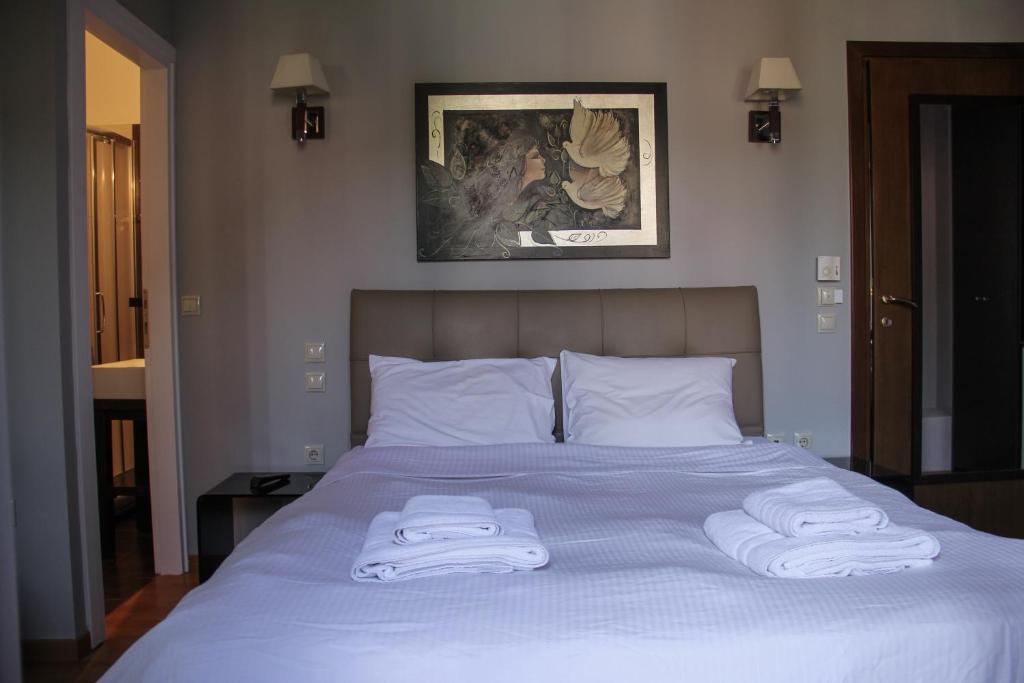 Ліжко або ліжка в номері Tsarbou Guesthouse