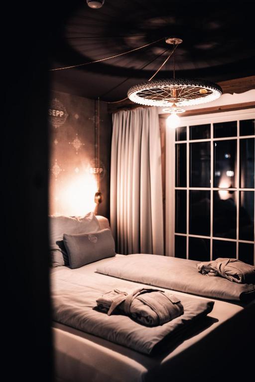 Postel nebo postele na pokoji v ubytování HOTEL SEPP - Alpine Boutique Hotel - Adults Only ab 21 Jahre