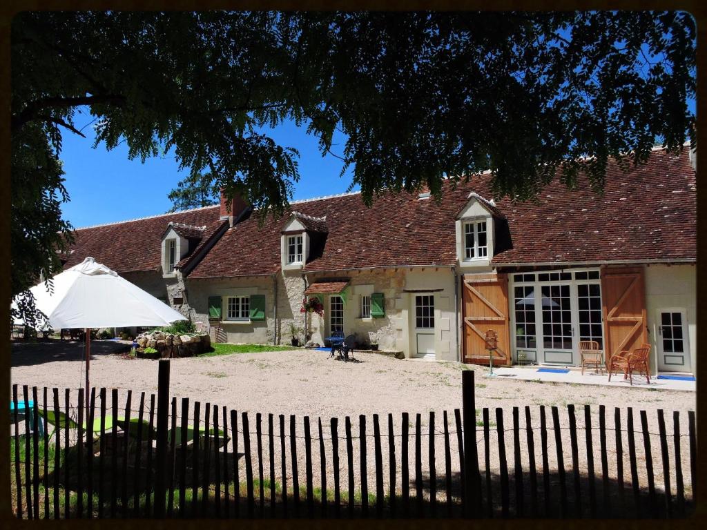 une maison avec une clôture devant elle dans l'établissement 'La Ménagerie', à Châteauvieux