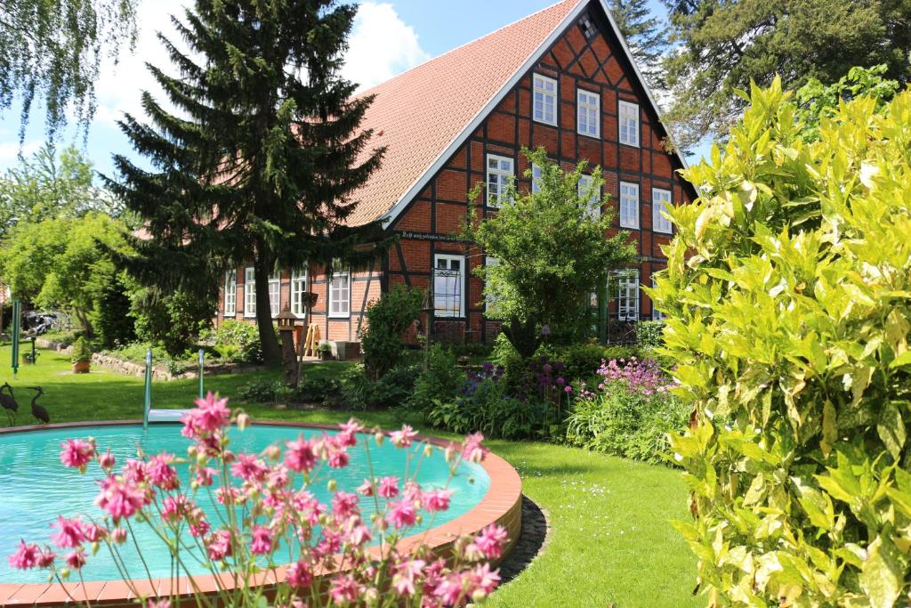 a house with a swimming pool in the yard at Ferienwohnung mit Sauna in Bleckede