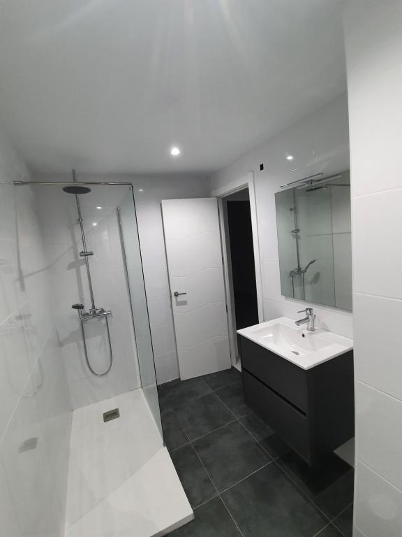 uma casa de banho com um lavatório e um chuveiro em Amazing View Apartment Estepona Puerto em Estepona