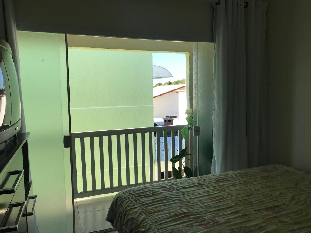  Sobrado 04 em condomínio perto da praia