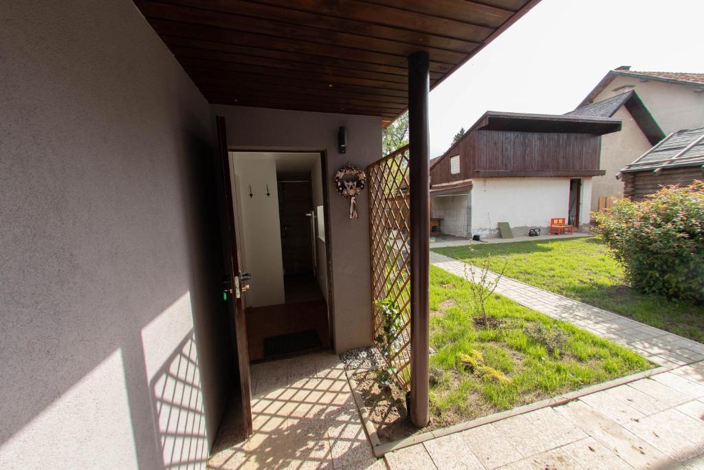 uma porta aberta para uma casa com um quintal em Privat VCELKA em Liptovský Mikuláš