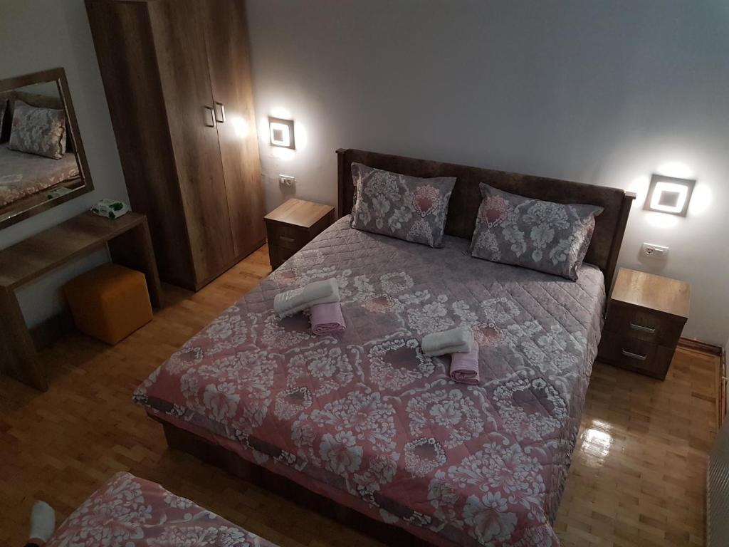 Un dormitorio con una cama con un edredón rojo. en Prishtina Newborn ABC room, en Pristina