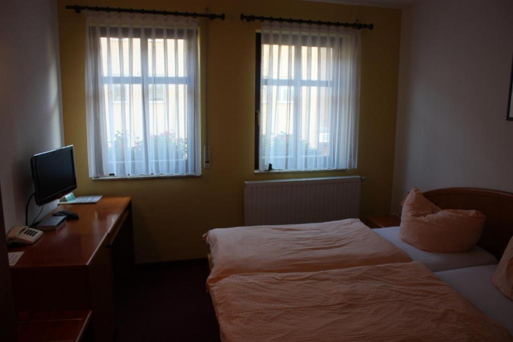 Postel nebo postele na pokoji v ubytování Eiscafe-Pizzeria-Hotel Rialto