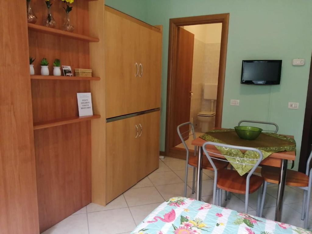 Kuchyň nebo kuchyňský kout v ubytování LAGO DI COMO LAKE APARTMENT CASA VACANZe
