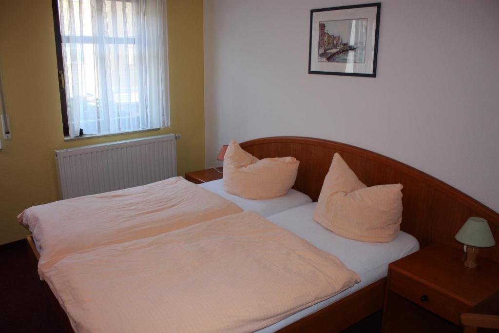 Postel nebo postele na pokoji v ubytování Eiscafe-Pizzeria-Hotel Rialto