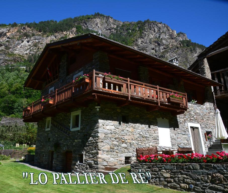 a building with a balcony on top of it at Lo Pallier de Ré in Aymavilles