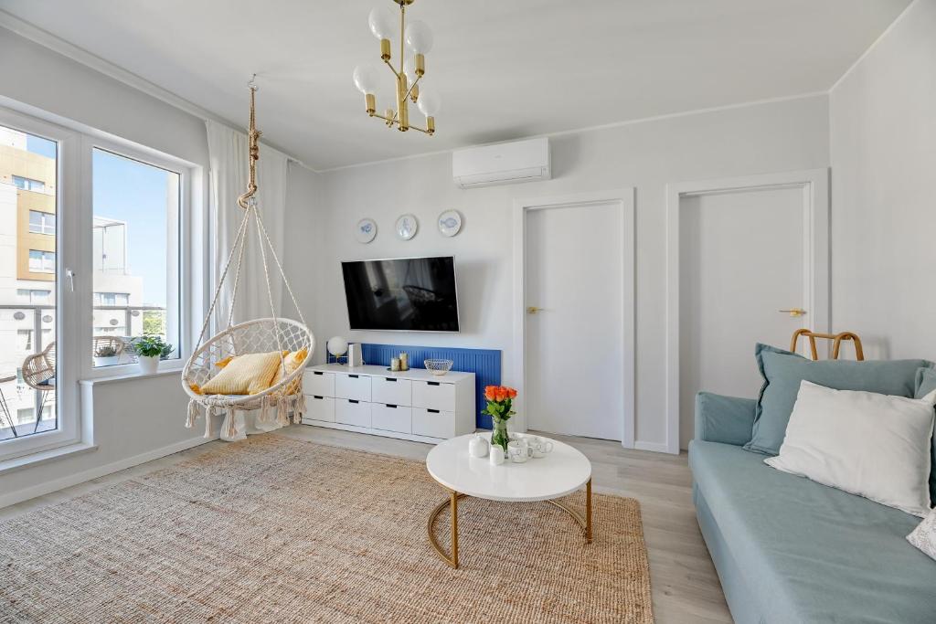 Televízia a/alebo spoločenská miestnosť v ubytovaní Baltica SeaView by TriApart
