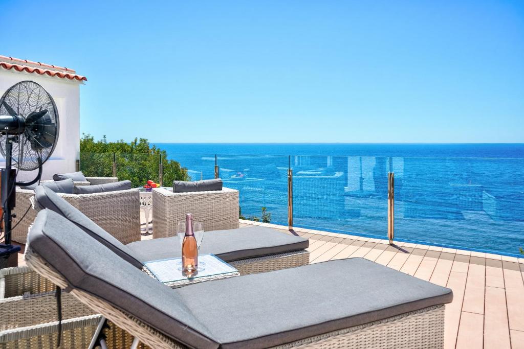uma varanda com uma mesa e vista para o oceano em Maryvilla Inspiración y Vacaciones - Bungalows em Calpe