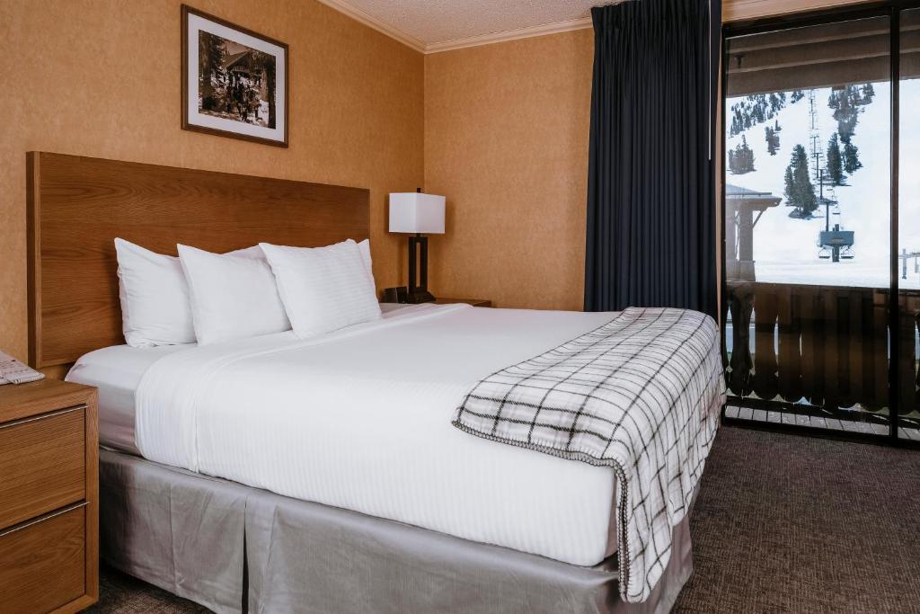 a hotel room with a large bed and a window at Mammoth Mountain Inn in Mammoth Lakes