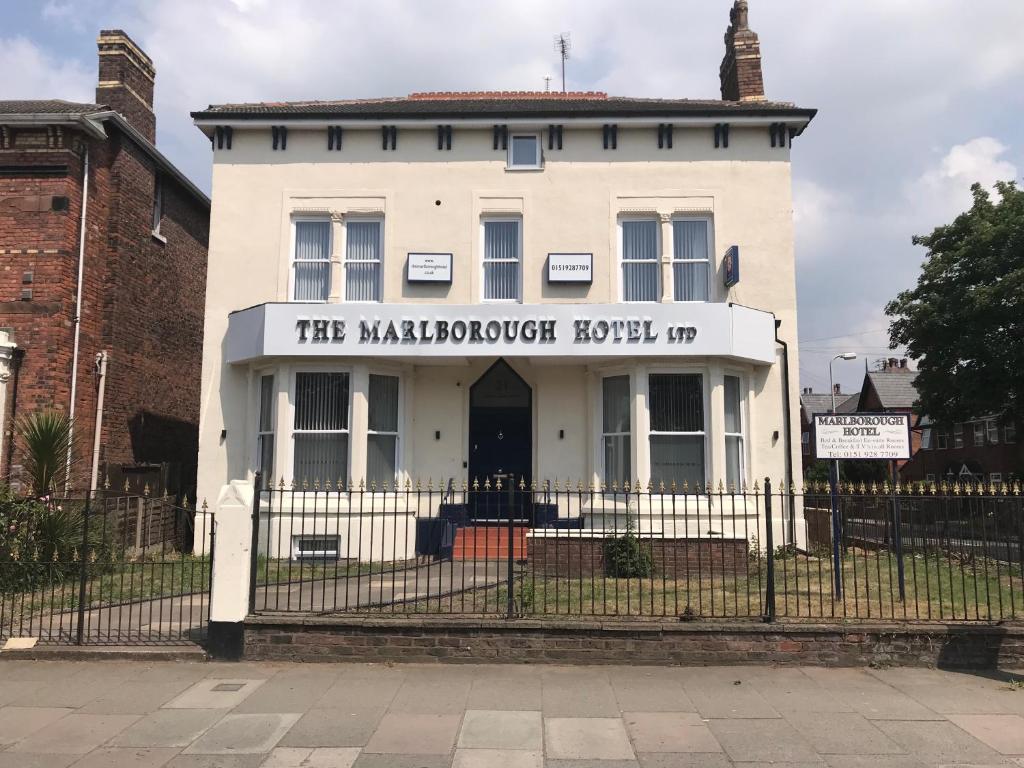 een wit gebouw met een bord waarop staat dat de Marauder weer opgebouwd is bij The Marlborough Hotel in Liverpool