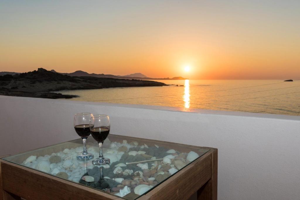 two glasses of wine on a ledge with the sunset at Vesleme in Pachaina