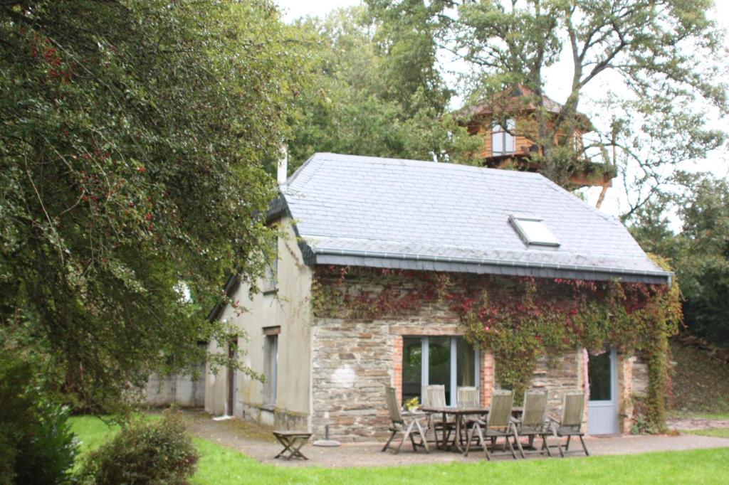 Ce cottage en pierre dispose d'une table et de chaises. dans l'établissement Le Repere du Cerf, à Herbeumont