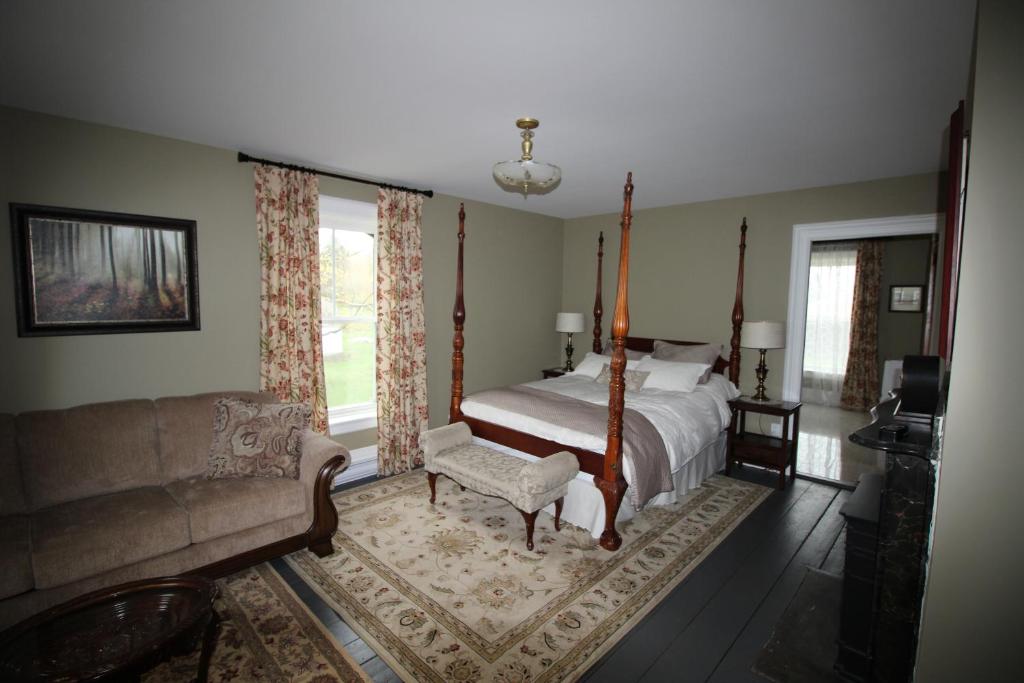Maplehurst Manor Bed and Breakfast photo