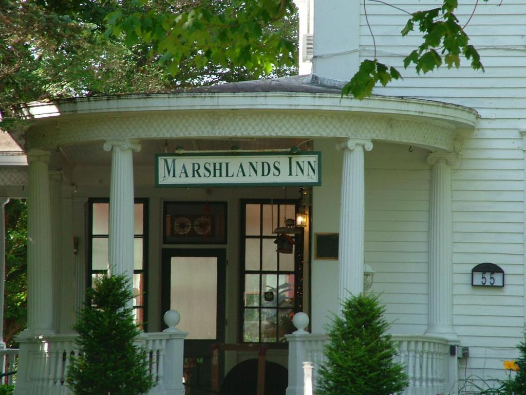 Biały dom z napisem na przodzie w obiekcie Marshlands Inn w mieście Sackville