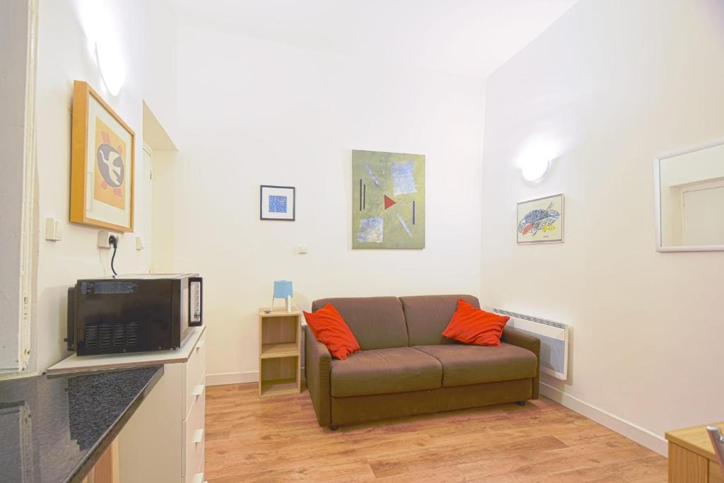 un salon avec un canapé et une télévision dans l'établissement Quiet Studio In The Center Of Lyon, à Lyon