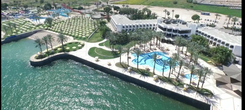 una vista aérea de un complejo situado junto al agua en Gai Beach Hotel, en Tiberíades