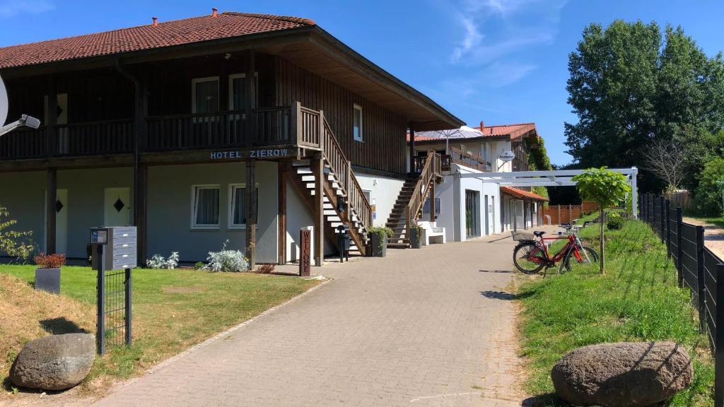 een gebouw met een trap aan de zijkant bij Hotel Zierow - Urlaub an der Ostsee in Wismar
