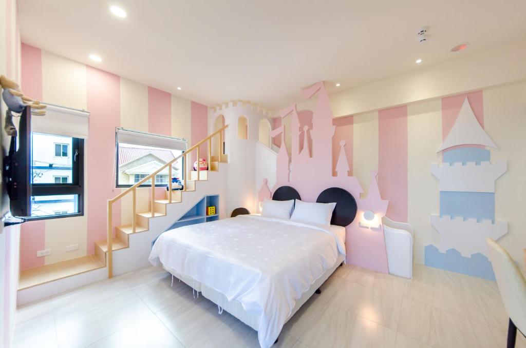 um quarto com uma cama temática do castelo e uma escadaria em The Lin Inn em Kenting