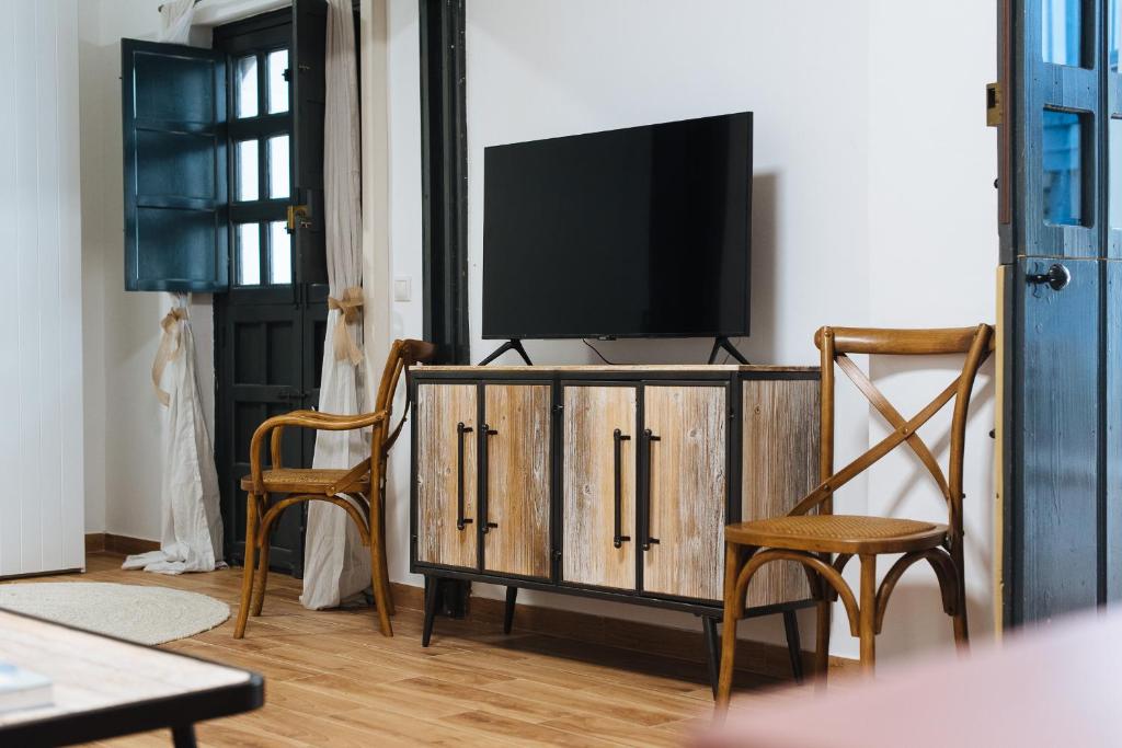 Telewizja i/lub zestaw kina domowego w obiekcie Aitana's Retreat with charming garden