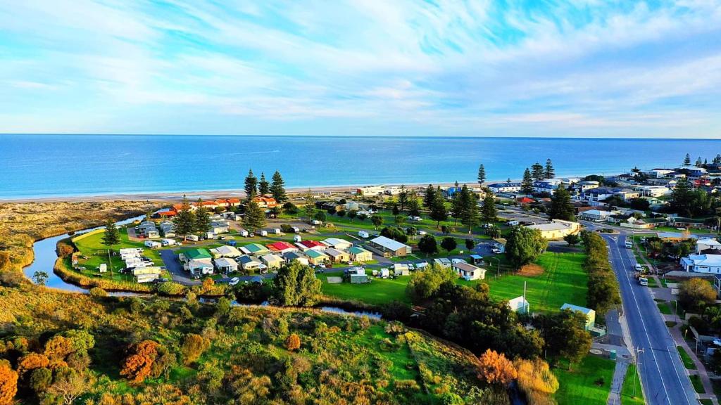 - une vue aérienne sur une ville à côté de l'océan dans l'établissement Moana Beach Tourist Park, à Moana