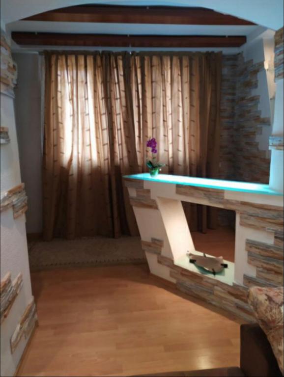uma sala de estar com um balcão e uma janela com cortinas em Апартаменты Koonjak em Tashkent