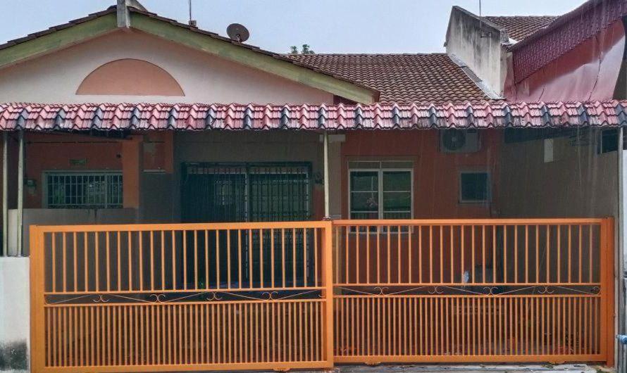 クアラ・カンサーにあるHomestay Ummi Razzinの前にオレンジの柵がある家