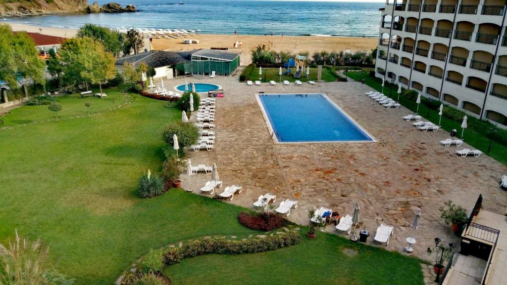 una vista aerea di un resort con piscina e spiaggia di Aparthotel Regina Mare a Tsarevo