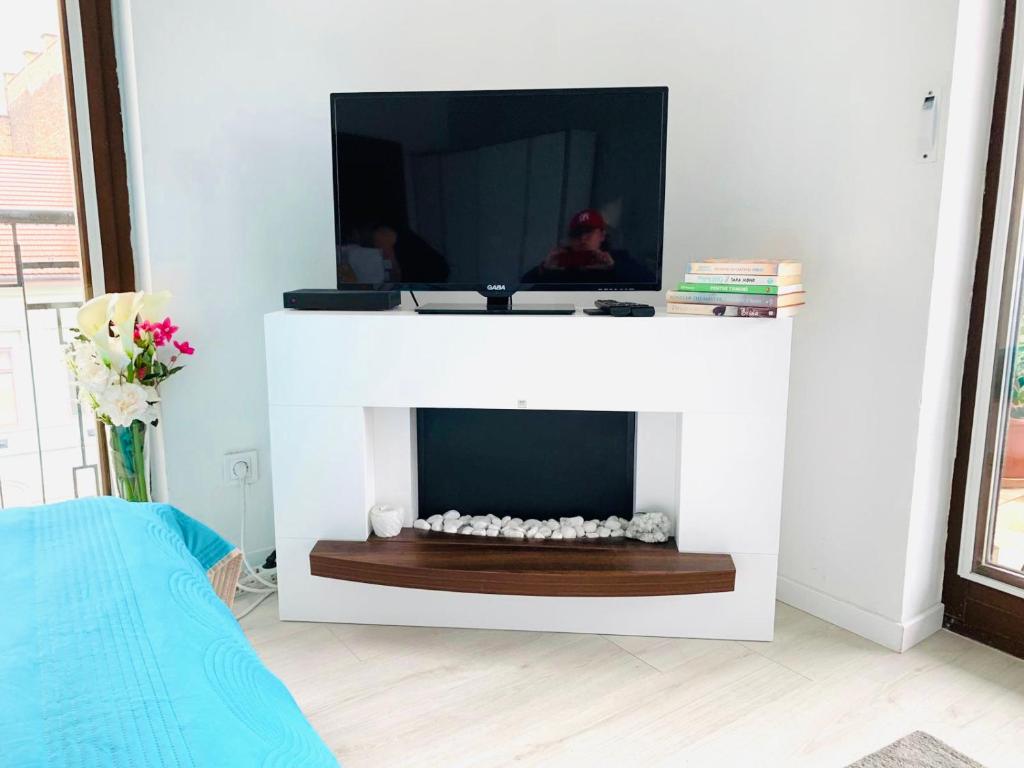 Televízia a/alebo spoločenská miestnosť v ubytovaní Sunny Deluxe Apt. & Terrace