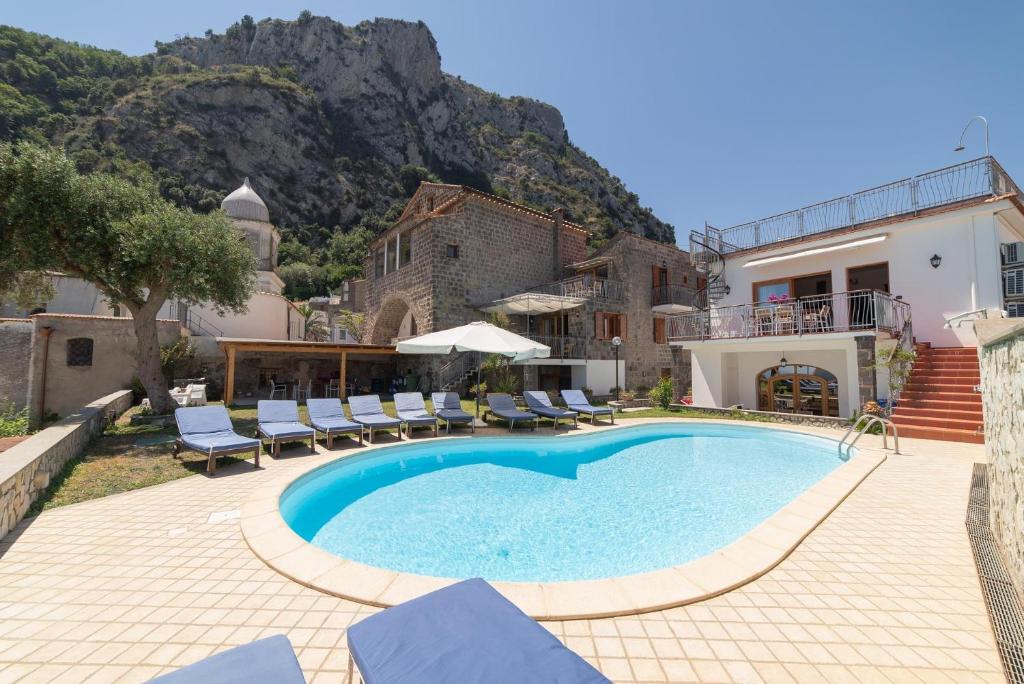une villa avec une piscine et une maison dans l'établissement Olga's Relais, à Massa Lubrense