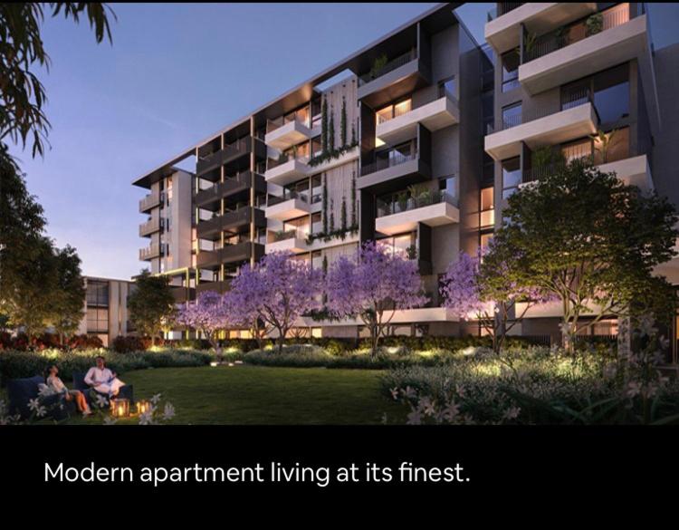 un gran edificio de apartamentos con un parque enfrente en PoolGymconference Room Executive living Great Location en Melbourne