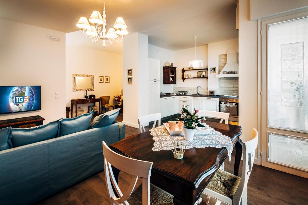 a living room with a blue couch and a table at Appartamento Madison in Vittorio Veneto