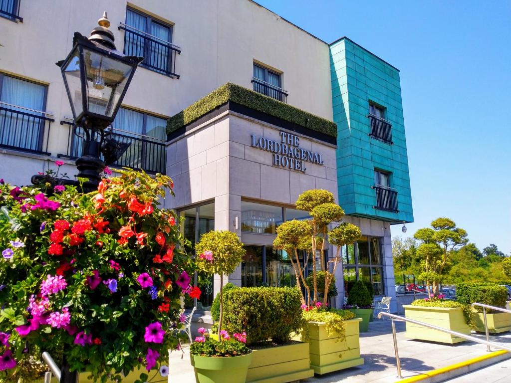 un hotel con flores frente a un edificio en Lord Bagenal Inn, en Leighlinbridge