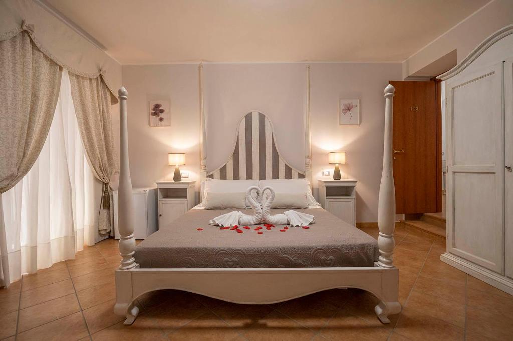 A bed or beds in a room at Vico d'Ercole