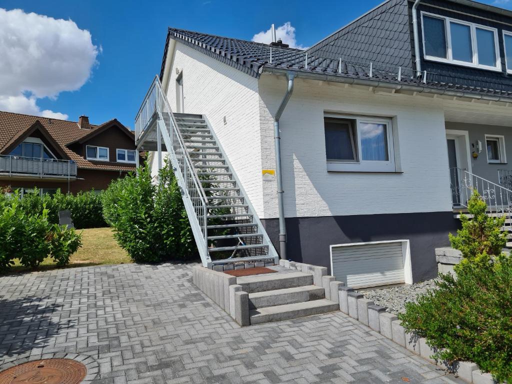 un conjunto de escaleras que conducen a una casa en Ferienwohnung Emely, en Mechernich