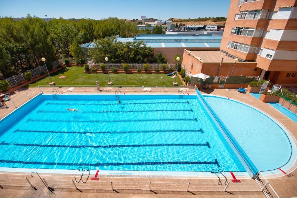 una vista sul tetto di una grande piscina di Cuencaloft H Virgen de la Luz a Cuenca
