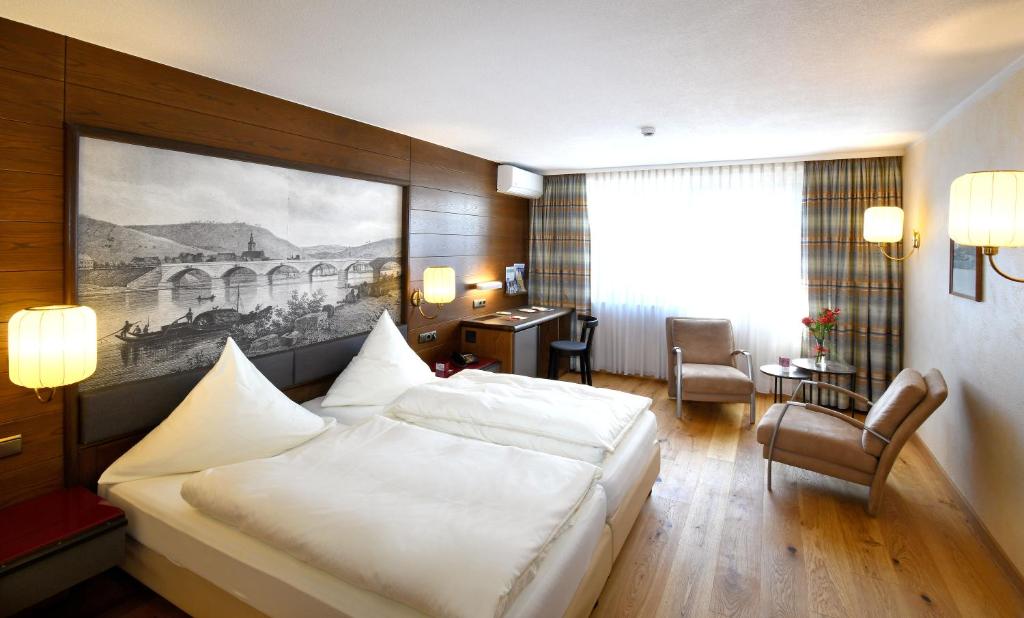 Postel nebo postele na pokoji v ubytování Hotel & Weinhaus Anker