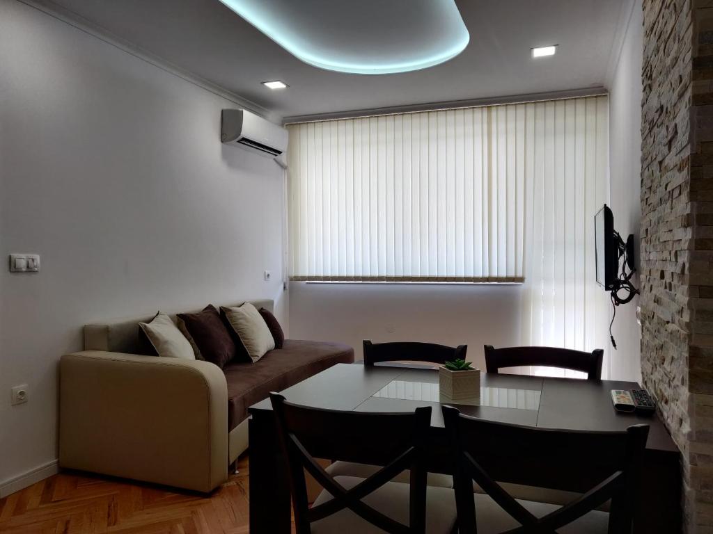 Area tempat duduk di White Apartment