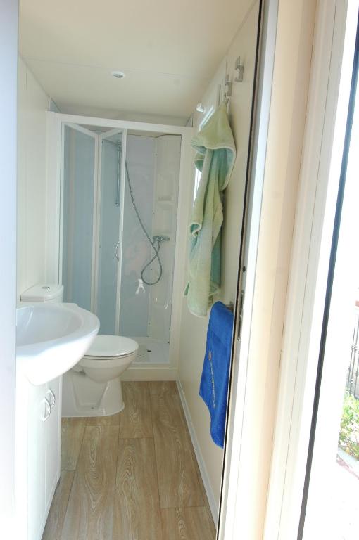 Ein Badezimmer in der Unterkunft Camping Edy