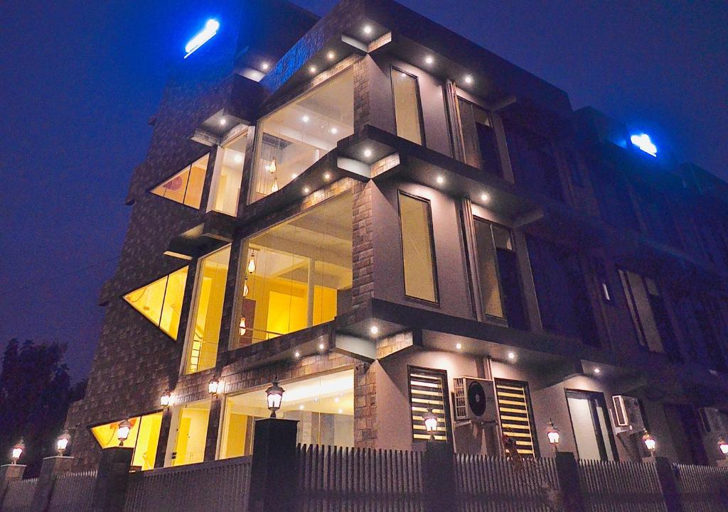 duży budynek z oświetleniem w nocy w obiekcie Ashira Inn w mieście Greater Noida