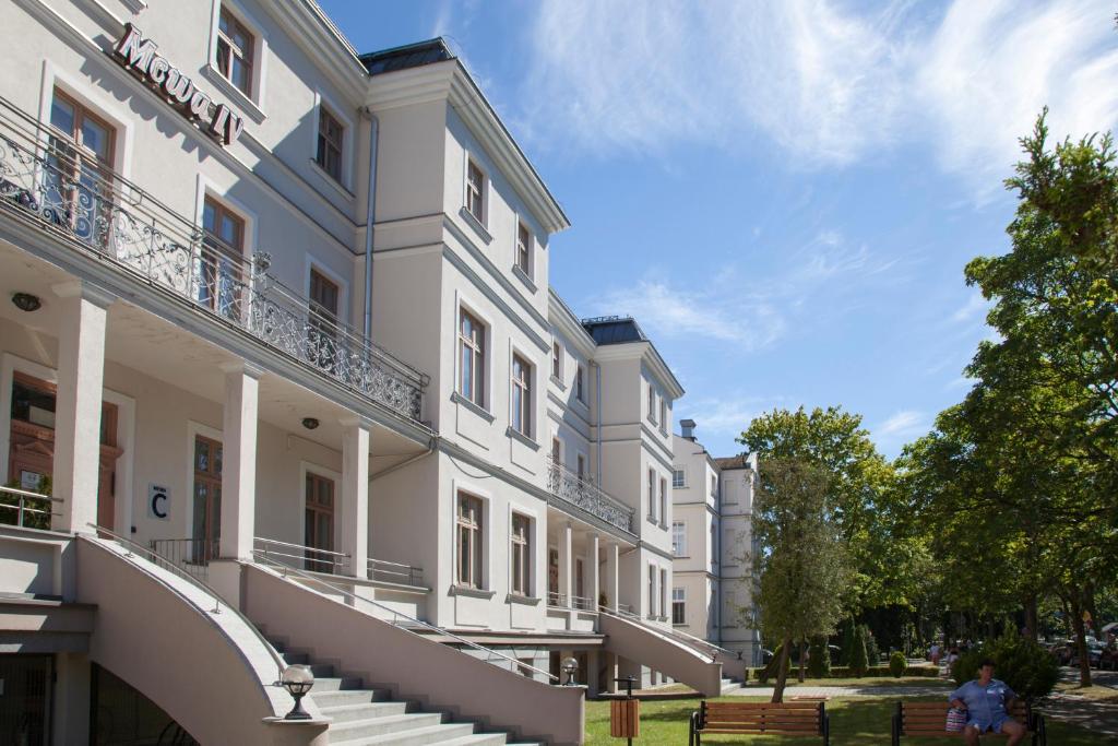 un edificio con escaleras que conducen a él en Sanatorium Mewa, en Kołobrzeg