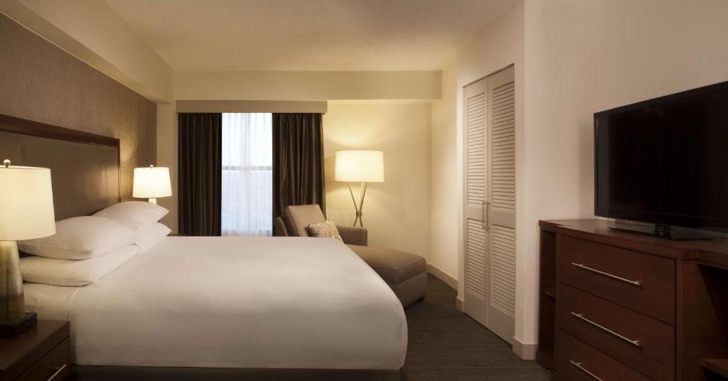 Postel nebo postele na pokoji v ubytování Hyatt Regency Long Island