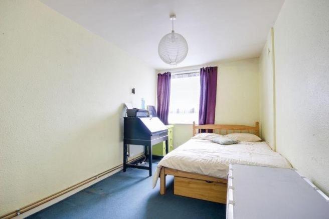 1 dormitorio con cama, escritorio y piano en 6 Greville Court, en Londres