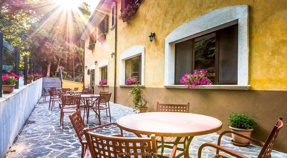 grupa stołów i krzeseł na patio w obiekcie Vecchio Mulino w mieście Castel del Giudice