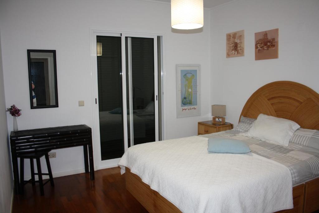 sypialnia z łóżkiem, biurkiem i pianinem w obiekcie Vista Mar w Caniço